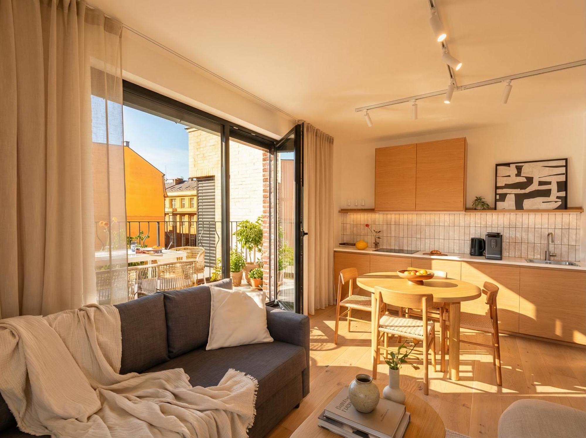 Turnkey I Henry'S Tower Apartments — Photos 1